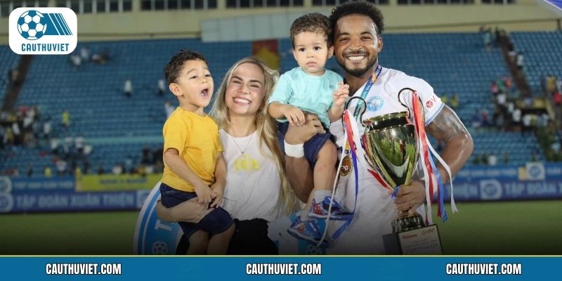 Thông tin vợ cầu thủ Rafaelson là ai được fan tìm kiếm
