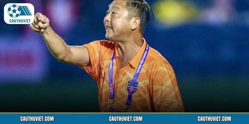 Tiền đạo nâng cao chiếc cúp vô địch